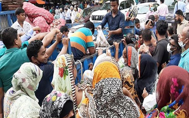 ট্রাক আটকে টিসিবির পণ্য লুট